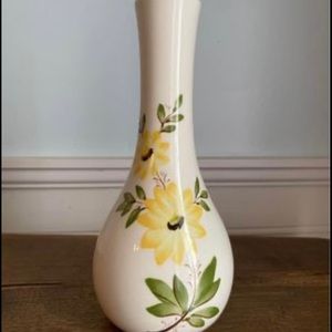 Vintage 1980 sado Portugal for FTD white vase with yellow flowers